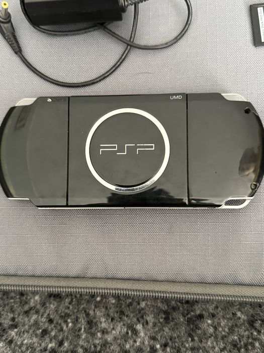 Psp 3004 plus ladowarka karta pamieci i 100 gier