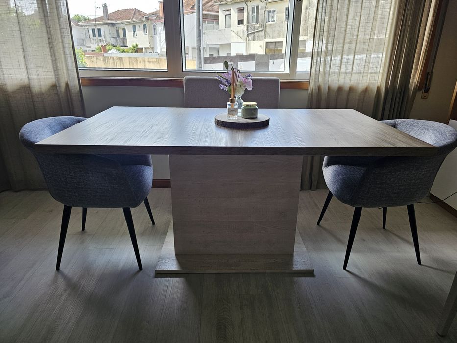 Mesa extensível com 6 cadeiras