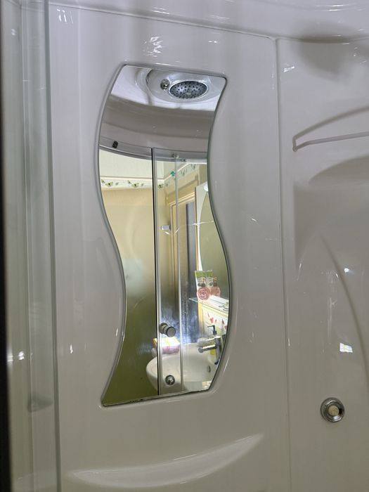 Душова кабіна в ідеальному стані.