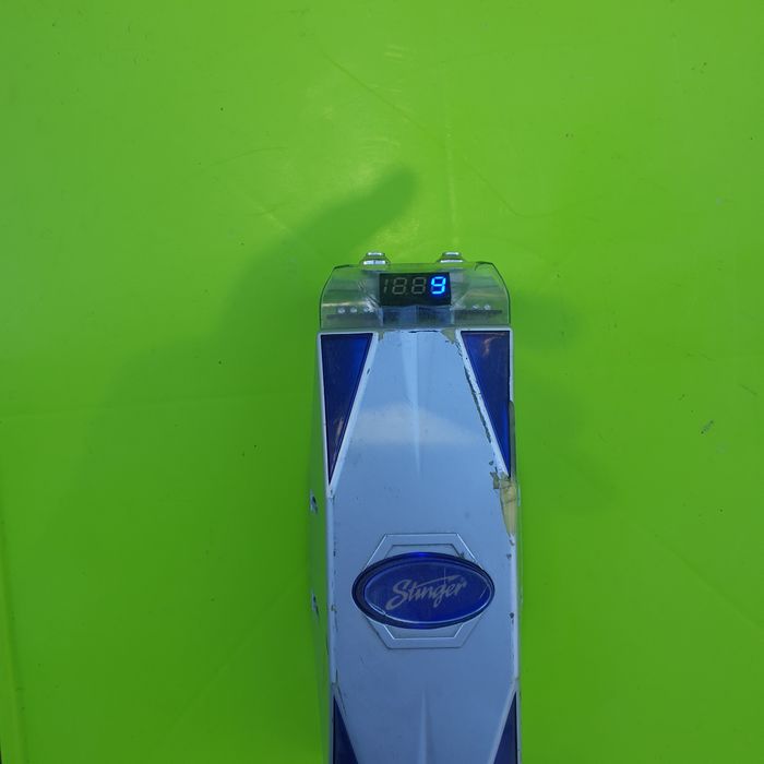 Конденсатр с цифровым вольтметром Stinger.