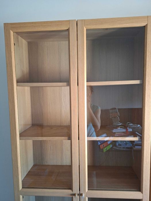 Estante IKEA Billy c/ porta de vidro e efeito carvalho