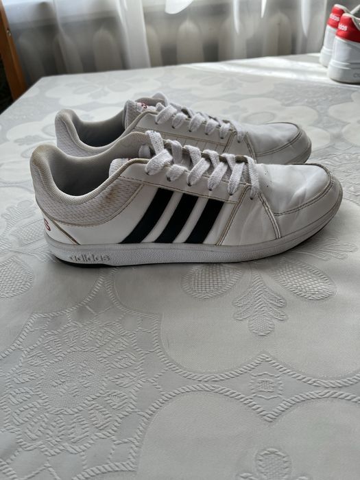 Кросівки adidas.