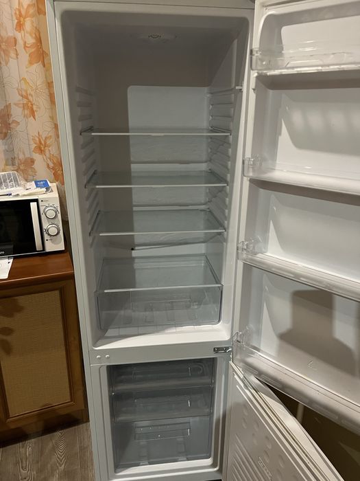 Продам двохкамерний  холодильник Delfa 2022 року