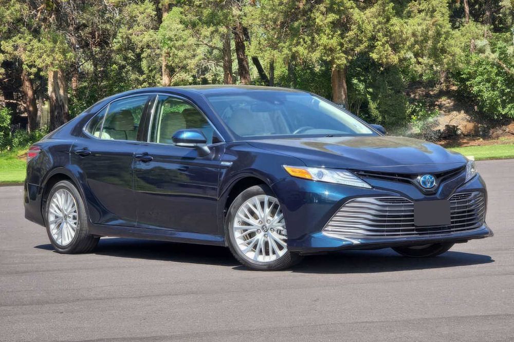 Toyota Camry Hybrid XLE      2020