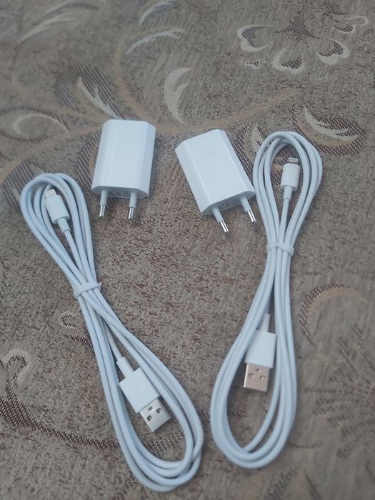 Dwie oryginalne ładowarki i kable do urządzeń Apple