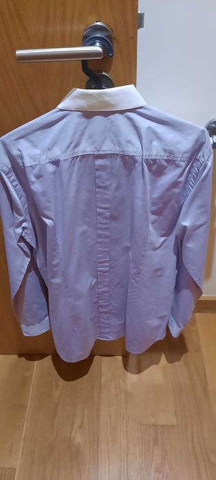 Camisa Hugo Boss lilás com gola branca