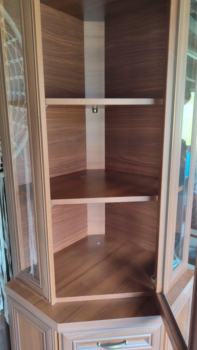 Narożna witryna do salonu