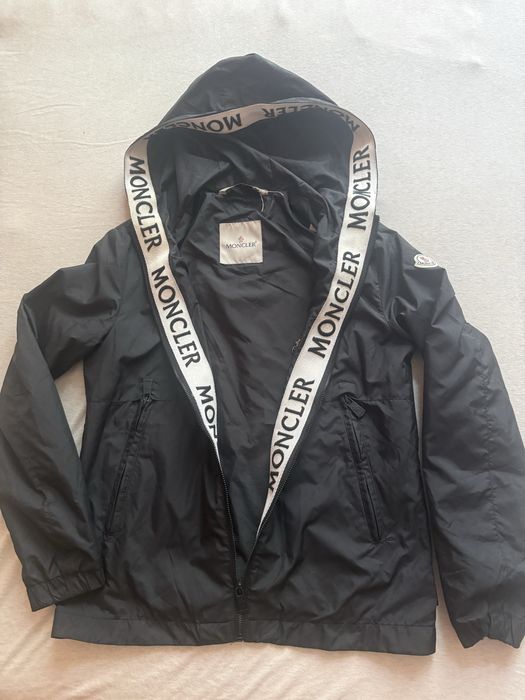 Wiatrówka z kapturem Moncler XS, stan bdb