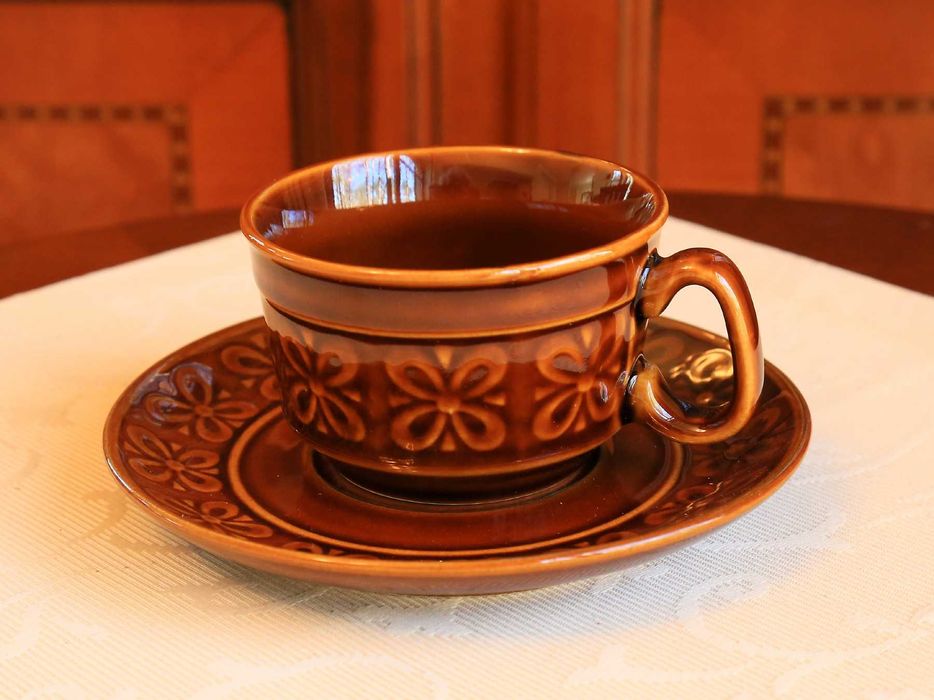 Pruszkowski porcelit „Kokardki” – serwis w stylu PRL