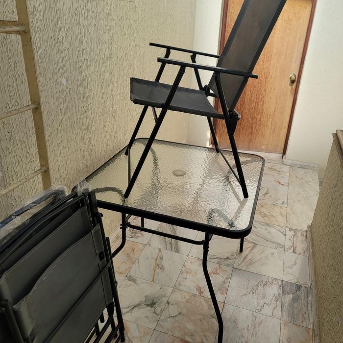Mesa com tampo de vidro + 4 cadeiras para espaco exteriror como novo