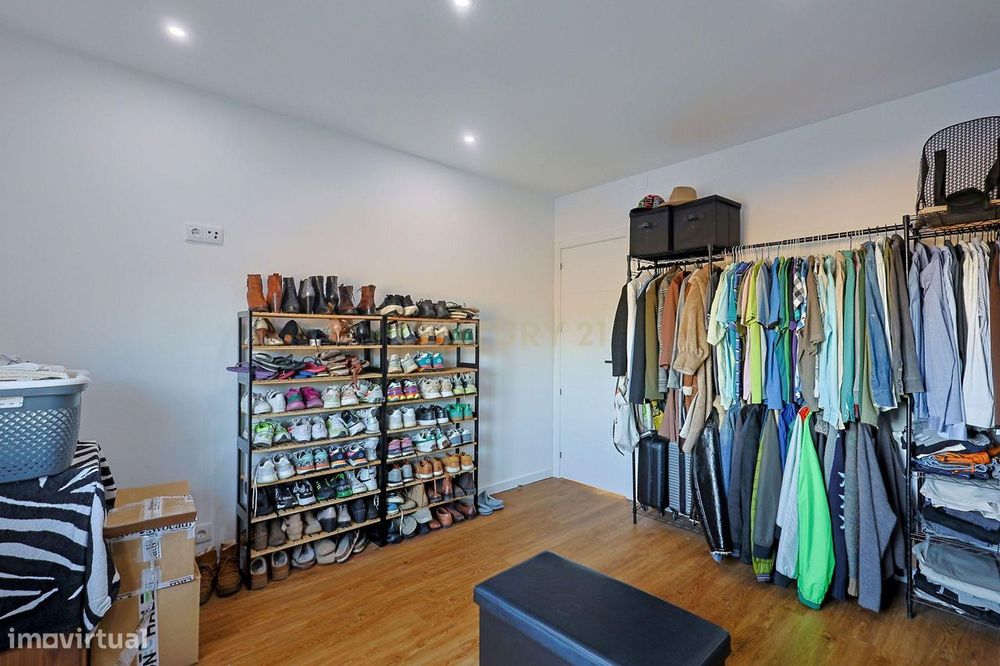 Apartamento T3 Duplex Remodelado no Centro de Corroios