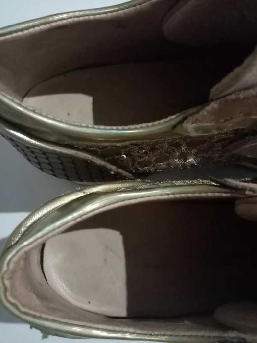 Sapato / sapatilha número 39, dourada da marca MLV
