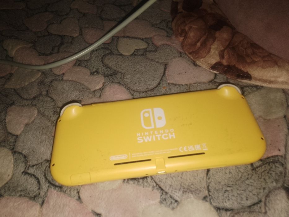 Продам консоль Nintendo switch lite K€F1R