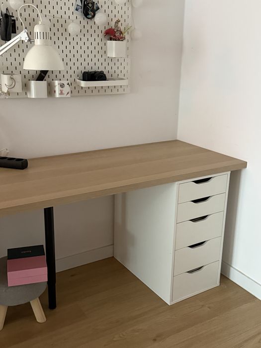 Biurko, imitacja dębu bejcowanego na biało/białe + komoda IKEA