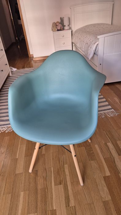 Cadeira Eames DAW