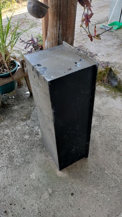 Vendo caixa ou floreira lacada  em ferro