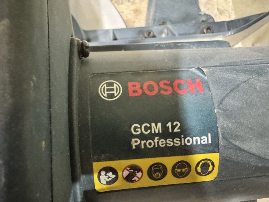 Торцовочная пила Bosch Professional GCM 12.