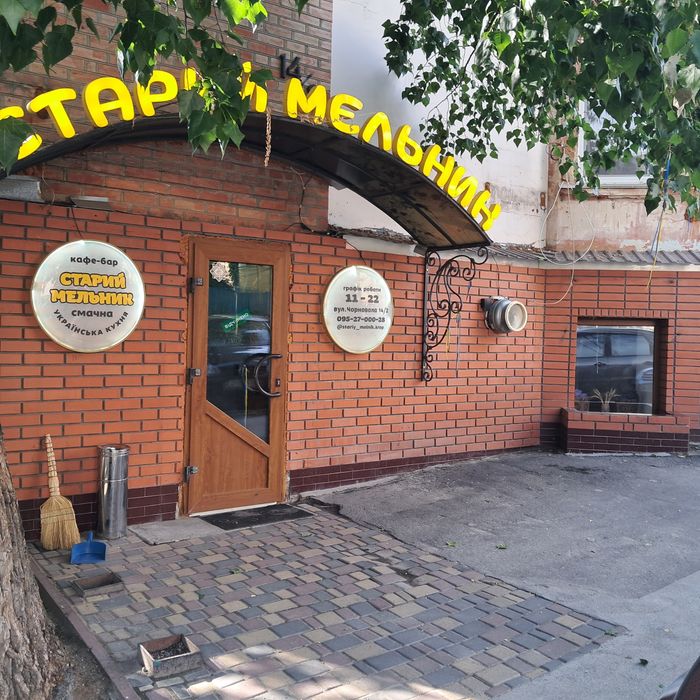 Центр,  біля стадіону. 140м2