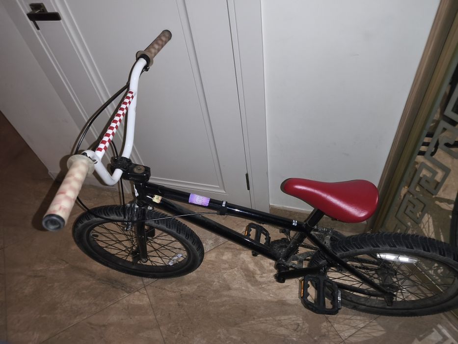 Продам фірмовий трюковий велосипед BMX Stolen (бренд США). Купувався новим рік тому за 15 000 грн. Повністю обслужений, усе працює чітко