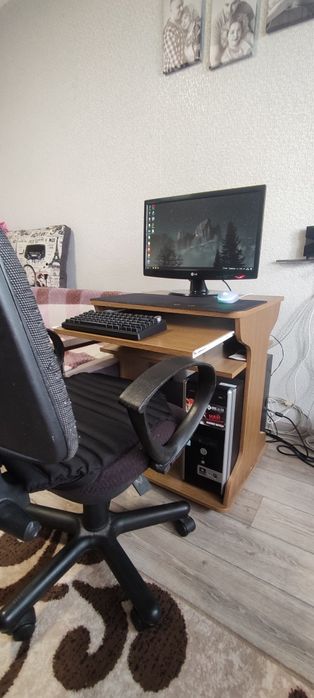 Комп’ютерний стіл + механічне крісло з регулюванням висоти та нахилом