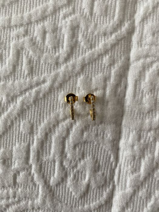 Brincos invertidos, em prata dourada da OurSins