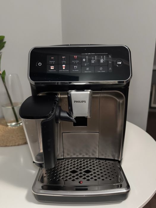 Кавомашина Philips Series 3300 LatteGo EP3347/90, стан ідеальний