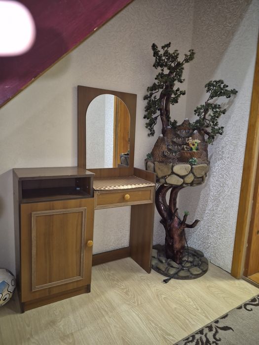 Туалетный столик с зеркалом