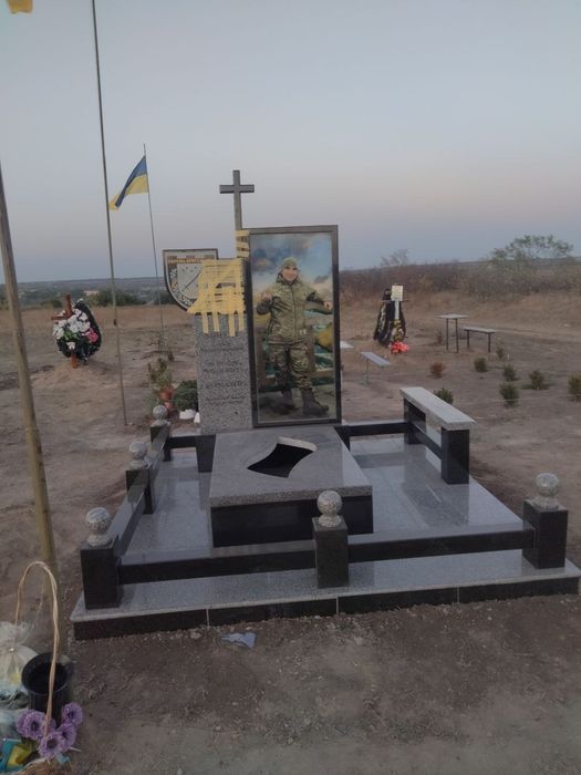 Пам'ятники та комплекси воїнам. Благоустрій.  Плитка та бордюри.