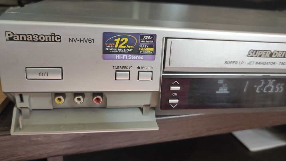 Видеомагнитофон кассетный Panasonic  NV-HV61ee