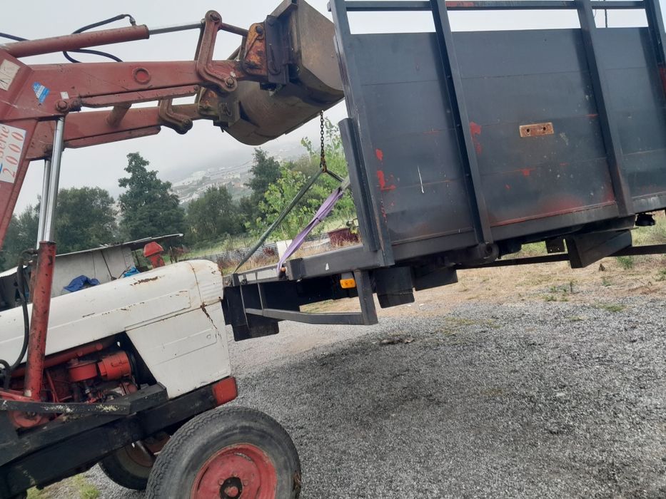 Estrado para carrinha, com guincho eléctrico
