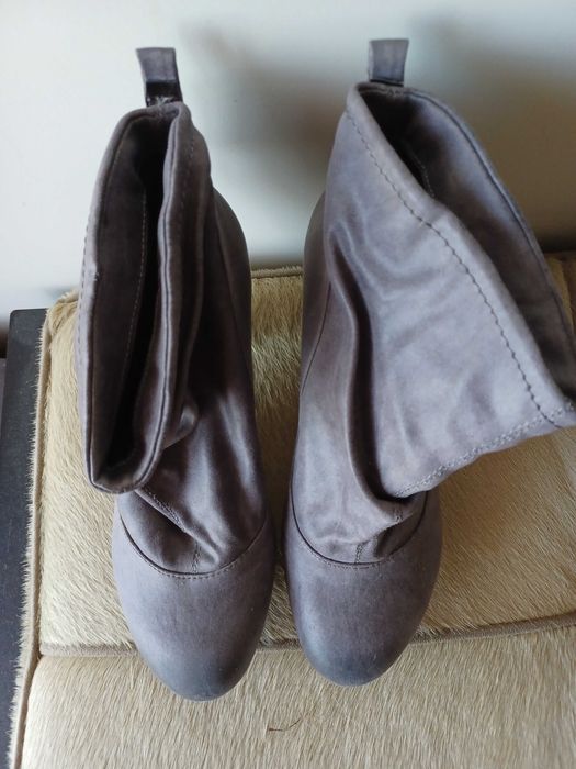 Botins cinzentos de tacão