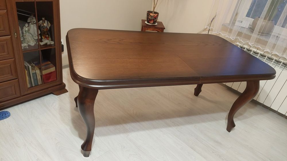 Drewniany stół do salonu