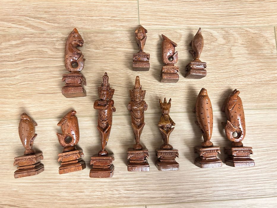 Wielki, ręcznie rzeźbiony zestaw szachów - przepiękne arcydzieło