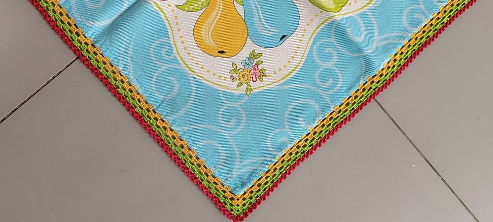 Toalha decorativa de frutas bordada a crochê