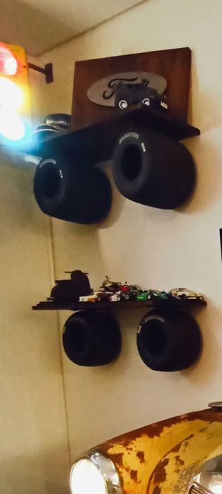 Prateleiras com rodas de kart