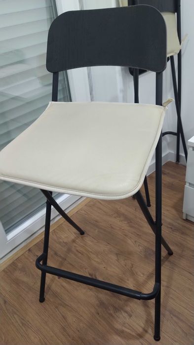 Máquina de lavar roupa, bancos para bancada e móvel em pedra