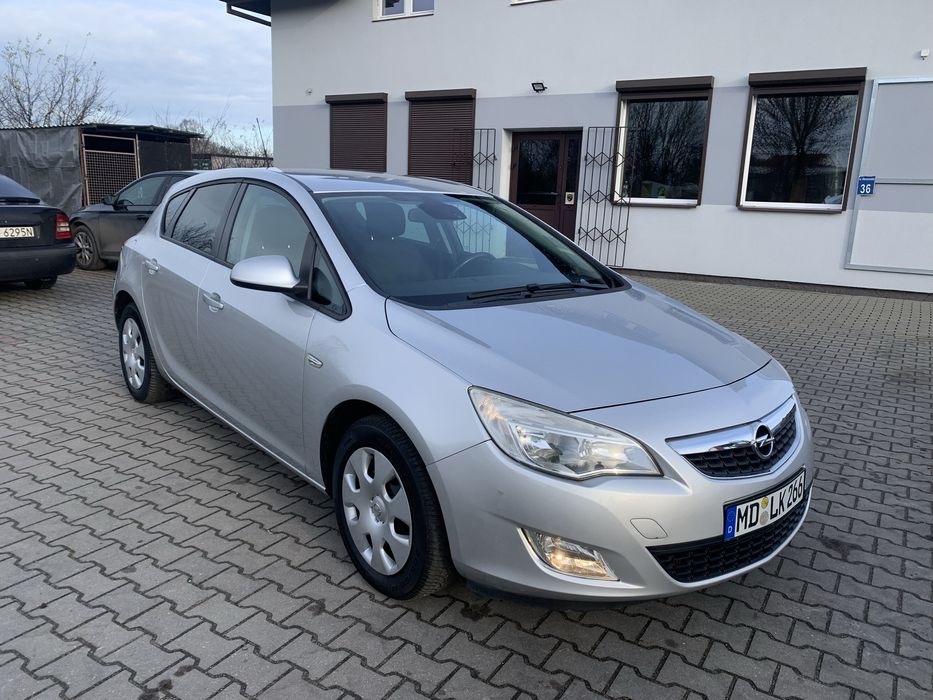 Opel Astra J 2011r 1.6 benz 115KM klima PDC  bdb stan OPŁACONA