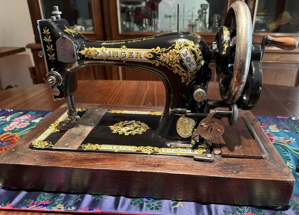 Singer portátil de 1910, restaurada e a coser.