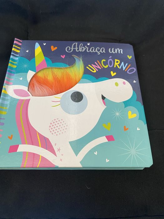 Livro “Abraça um Unicórnio” - com textutas e caoa dura