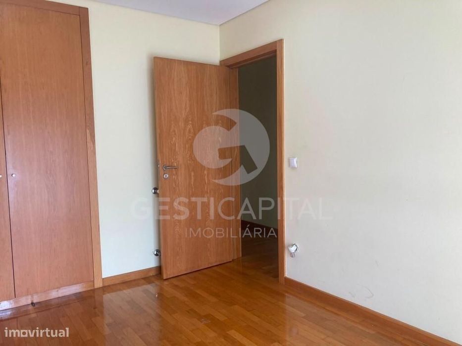 Apartamento T3 com Suite, 2 Varandas e Garagem para 2 Carros  em linha