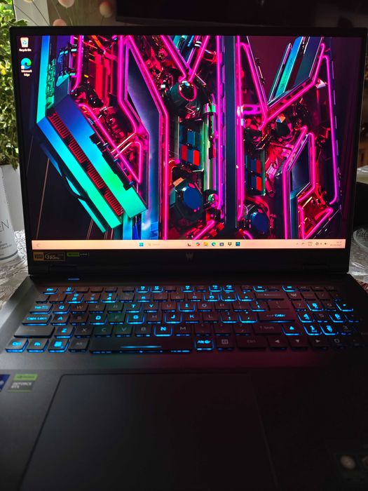 Laptop Acer Predator Helios 18 w stanie bardzo dobrym