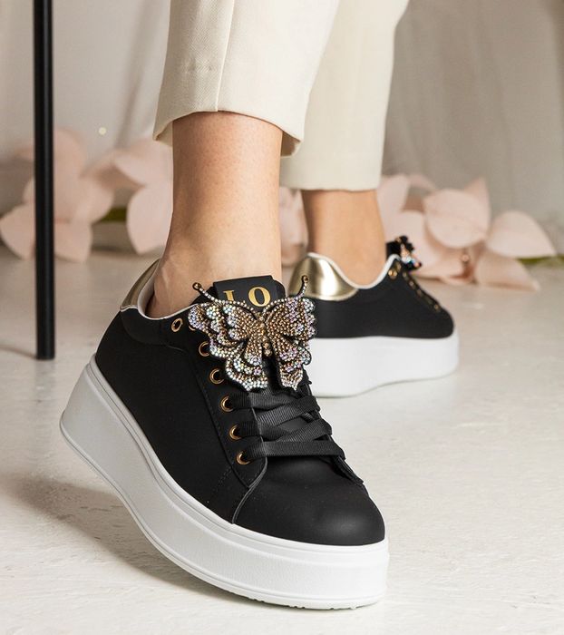 Czarne sneakersy zdobione motylkiem z cyrkoniami Kariba