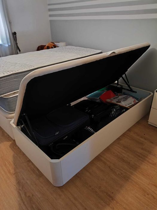 Cama solteiro com arrumação