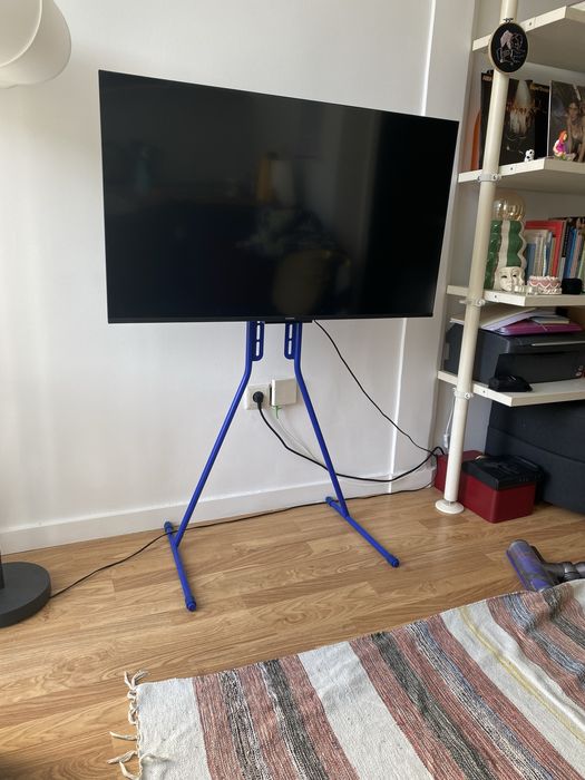 Pedestal tv stand