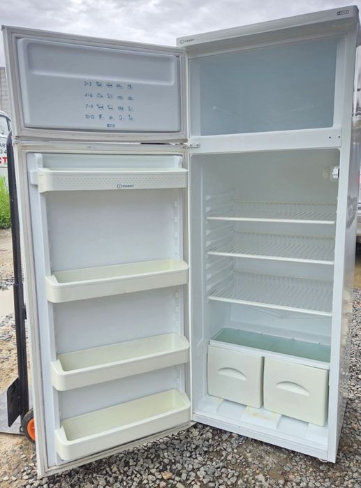 Продам холодильник indesit