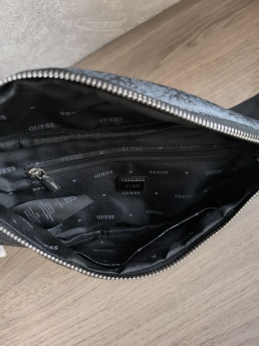 Бананка Guess для чоловіків та жінок