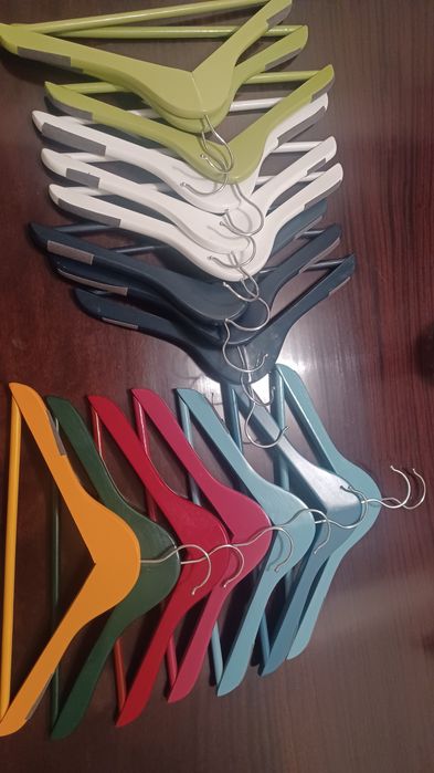 16 Cabides (cruzetas)  coloridos para roupa criança