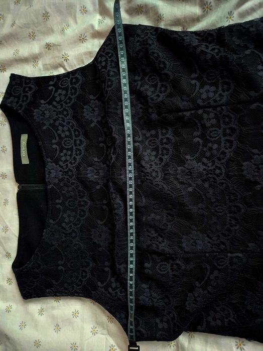 Sukienka wieczorowa, mała czarna, elegancka z charakterem