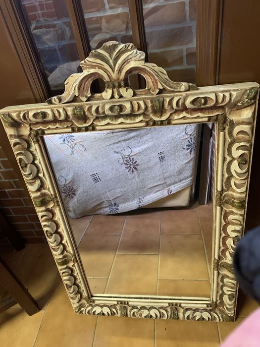 Espelho decorativo com moldura entalhada