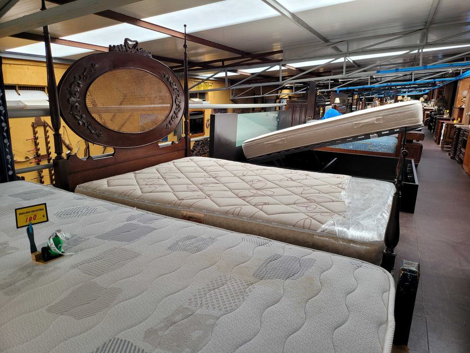 Cama em madeira com cabeceira em palhinha, estrado e colchã